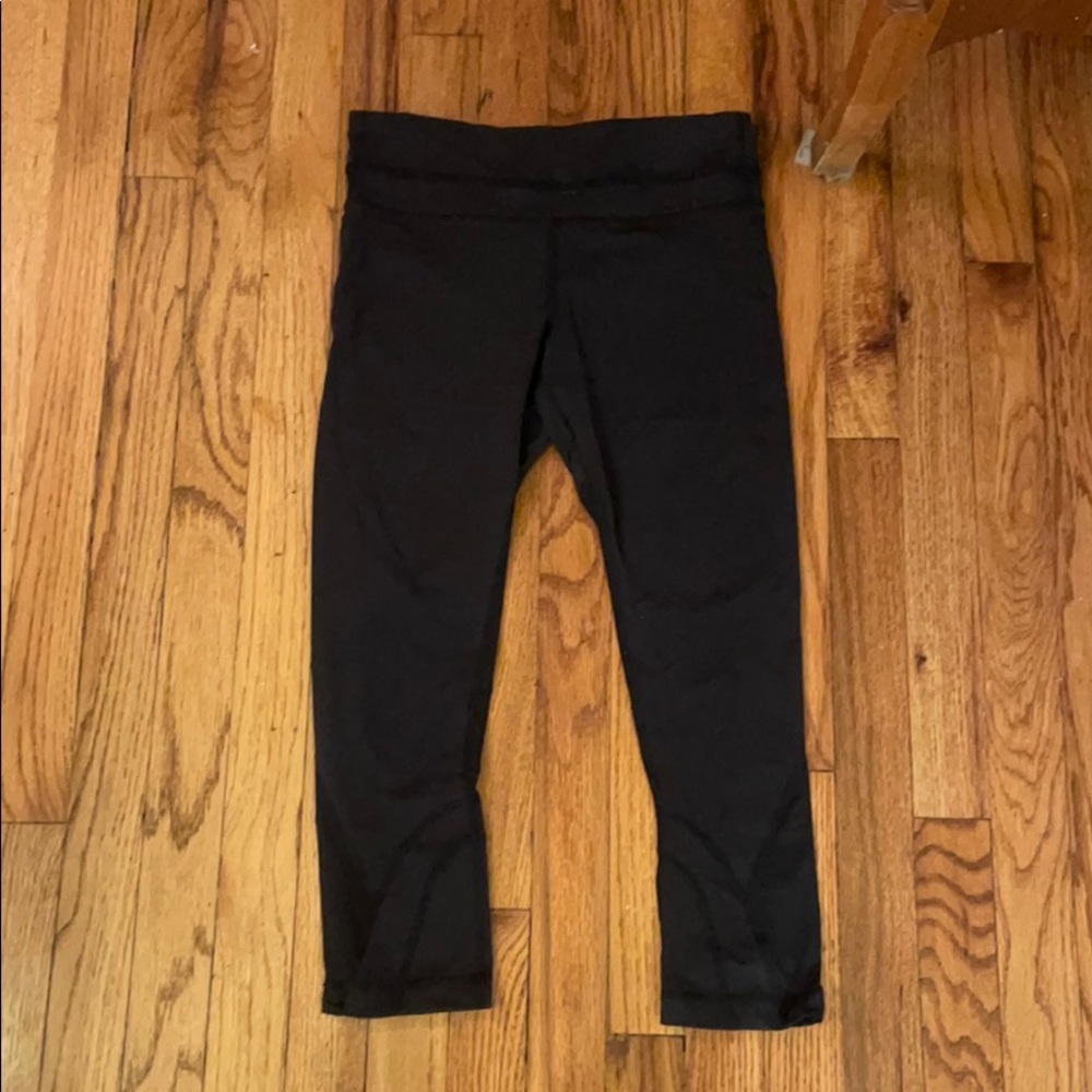 Black lululemon capri leggings